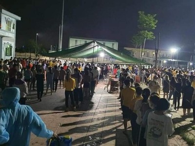Lấy mẫu xét nghiệm COVID-19 cho công nhân trong KCN ở Bắc Giang.