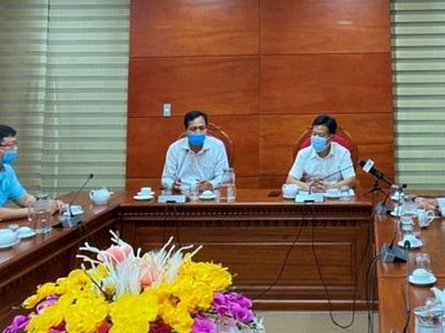 Tối ngày 20/5, Chủ tịch tỉnh Cà Mau Lê Quân cùng các sở, ngành họp siết chặt công tác phòng, chống dịch Covid-19 (Ảnh: UBND tỉnh Cà Mau).