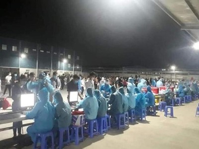 Nhân viên y tế lấy mẫu xét nghiệm cho công nhân khu công nghiệp huyện Việt Yên.