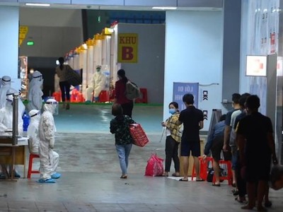 Các bệnh nhân được đưa đến Bệnh viện dã chiến số 2 trong đêm 27/5.