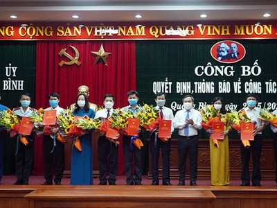 Ông Vũ Đại Thắng- Bí thư Tỉnh ủy Quảng Bình tặng hoa và trao quyết định cho các cán bộ được điều động, bổ nhiệm.