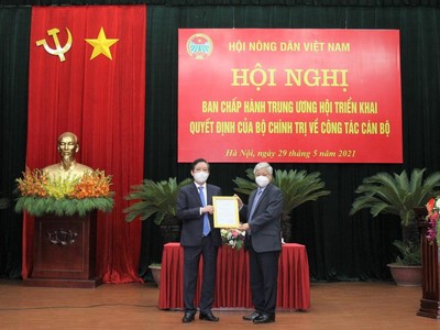 Trao quyết định của Bộ Kl991.com tải ứng dụng cho ông Lương Quốc Đoàn. (trái).