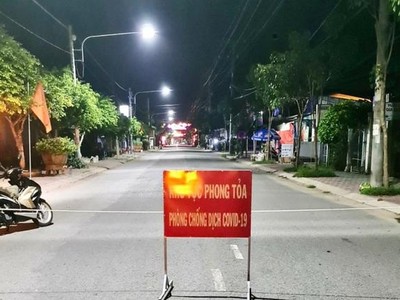 Đường 30/4 thuộc khóm 5 và 6, thị trấn Cầu Kè, đang bị phong tỏa.