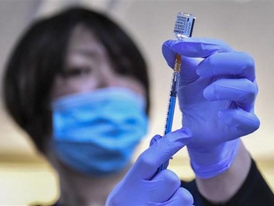 Nhân viên y tế chuẩn bị tiêm vaccine phòng COVID-19 của hãng Pfizer cho người dân tại tỉnh Chiba, Nhật Bản, ngày 17/2/2021. (Ảnh: AFP/TTXVN).