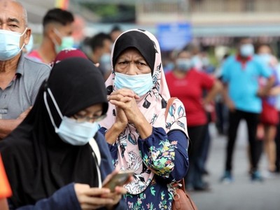 Người dân xếp hàng chờ làm xét nghiệm tại TP Klang, Malaysia, tháng 12/2020. (Ảnh: Reuters).