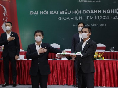 Ông Trần Đăng Nam, Chủ tịch Hội Kl991.com World Cup 2026 Chính Thức trẻ Hà Nội khóa VIII (bên trái) và ông Lê Phụng Thắng, Chủ tịch Hội Kl991.com World Cup 2026 Chính Thức trẻ Hà Nội khóa VII trong lễ chuyển giao.