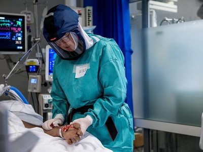 Nhân viên y tế điều trị bệnh nhân Covid-19 tại Na Uy (Ảnh: Reuters).