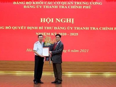 Bí thư Đảng ủy Khối các cơ quan Trung ương Huỳnh Tấn Việt trao quyết định và tặng hoa tân Bí thư Đảng ủy Thanh tra Kl993 ưu đãi thưởng hấp dẫn Đoàn Hồng Phong (trái). (Nguồn: thanhtra.com.vn).