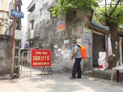 Lực lượng chức năng phong tỏa nơi bệnh nhân sinh sống ở thị trấn Đông Anh. (Ảnh: Minh Quyết/TTXVN).
