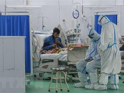 Nhân viên y tế điều trị cho bệnh nhân COVID-19 tại New Delhi, Ấn Độ. (Ảnh: THX/TTXVN).