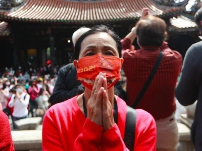 Người Hoa cầu nguyện thời Covid-19. Ảnh: Getty.