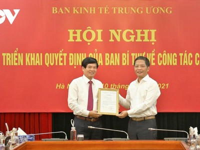 Trưởng Ban Kl992 cổng game cá cược Trung ương Trần Tuấn Anh trao Quyết định cho ông Đỗ Ngọc An (ảnh trái).
