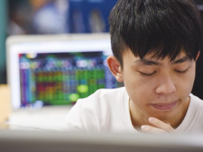 Có nhà Kl99ok phiên bản mới tính đến việc rút hết tiền về và đóng tài khoản cho đến khi hệ thống giao dịch của HOSE ổn định trở lại. Ảnh: Dũng Minh.