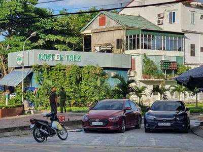 Lực lượng công an chốt chặn tại các điểm thực hiện phong tỏa, cách ly y tế thuộc địa bàn phường Hà Huy Tập (Ảnh: K. Thanh).