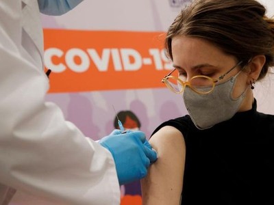 Một phụ nữ tiêm chủng vắc xin Covid-19 Sputnik V tại Nga (Ảnh: Reuters).