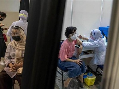 Tiêm chủng vaccine ngừa COVID-19 tại Kuala Lumpur, Malaysia, ngày 31/5/2021. (Ảnh: THX/TTXVN).