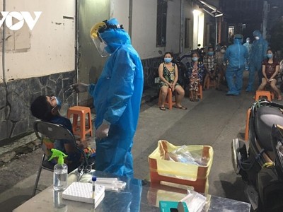 Nhân viên y tế lấy mẫu xét nghiệm 250 người dân tại khu vực phong tỏa có ca mắc Covid-19.