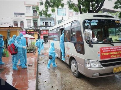 Tỉnh Bắc Kạn đón gần 300 công nhân trở về từ Bắc Giang sáng 13/6. (Ảnh: Danh Lam/TTXVN).