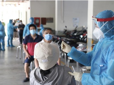 Lấy mẫu xét nghiệm tầm soát tại khu vực có liên quan đến ca mắc Covid-19 ở TP.Thủ Đức (Trung tâm Y tế TP. Thủ Đức).
