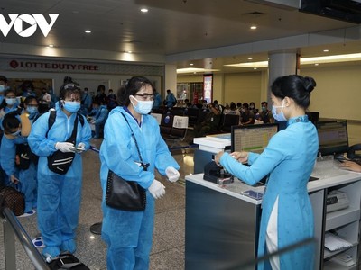Sở Y tế chỉ đạo các đơn vị lấy mẫu liên tục trong vòng 1 tuần đến 10 ngày tại sân bay với số lượng khoảng 1.000 mẫu. (Ảnh minh họa).