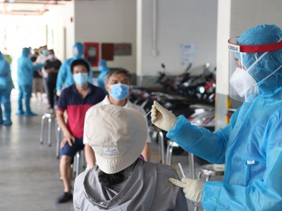Lấy mẫu xét nghiệm Covid-19 cho người dân. (Ảnh: HCDC).