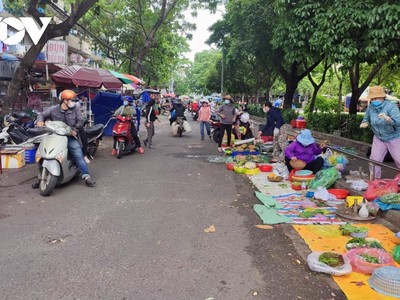Chợ tự phát tại TP.HCM.