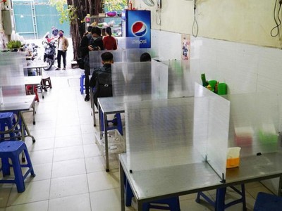 Các hàng ăn uống được mở cửa trở lại khi đảm bảo giãn cách và đóng cửa trước 21h.