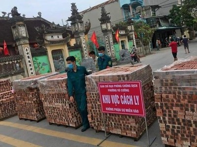 Phường Võ Cường dùng gạch làm chốt cứng để phòng chống dịch.