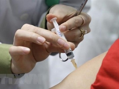 Tiêm thử nghiệm vaccine Nano Covax cho tình nguyện viên. (Ảnh: Minh Quyết/TTXVN).