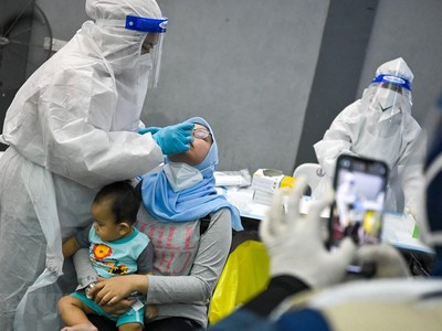 Một điểm xét nghiệm COVID-19 tại Shah Alam, ngoại ô Kuala Lumpur, Malaysia. (Ảnh: AFP/TTXVN).