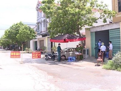Chốt kiểm soát dịch COVID-19 tại xã Trung Hưng. (Ảnh: Đinh Tuấn/TTXVN).