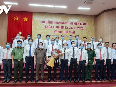 Ông Mai Văn Huỳnh, Chủ tịch HĐND tặng hoa cán bộ UBND tỉnh nhiệm kỳ 2021-2026.