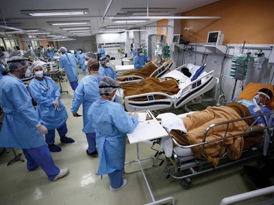 Biến thể Gamma đang khiến cho cuộc chiến chống Covid 19 thêm phần khốc liệt. Ảnh: Reuters.