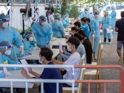 Người dân Campuchia đi xét nghiệm Covid-19.