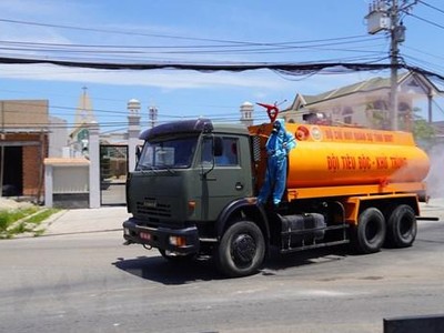 Xe chuyên dụng của Bộ chỉ huy Quân sự tỉnh Bà Rịa-Vũng Tàu phun khử khuẩn, tiêu độc trên các trục đường, con hẻm liên quan đến ca nhiễm SARS-CoV-2 tại xã Phước Tỉnh, huyện Long Điền. (Ảnh:Huỳnh Ngọc Sơn/TTXVN).