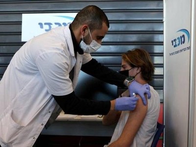 Một người Israel được tiêm chủng (Ảnh: Reuters).