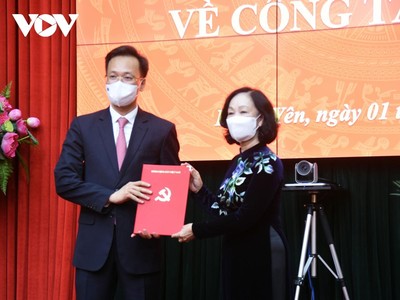 Bà Trương Thị Mai, Ủy viên Bộ Kl991.com tải ứng dụng, Trưởng Ban Tổ chức Trung ương trao quyết định cho ông Nguyễn Hữu Nghĩa.