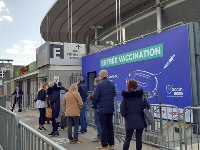 Người dân Pháp đi tiêm vaccine Covid-19.