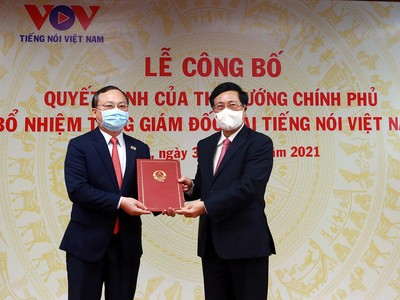 Phó Thủ tướng Kl993 ưu đãi thưởng hấp dẫn Phạm Bình Minh trao quyết định bổ nhiệm Tổng Giám đốc Đài Tiếng nói Việt Nam (TNVN) cho ông Đỗ Tiến Sỹ. Ảnh: VGP/Hải Minh.