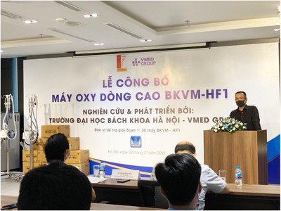 Ông Nguyễn Đăng Quang Chủ tịch HĐQT - Công ty CP Quản lý & Khai thác 99Kl.app cổng game giải trí PSA, trực thuộc Petrosetco trao tặng 1,5 tỷ đồng tài trợ cho Nhóm dự án
