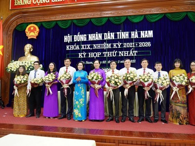 Bà Nguyễn Thị Thanh tặng hoa chúc mừng Chủ tịch HĐND, các Phó Chủ tịch HĐND, Trưởng, phó các Ban HĐND tỉnh Hà Nam khóa XIX.