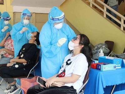 Lấy mẫu xét nghiệm cho học sinh tại Thành phố Hồ Chí Minh. (Ảnh: Thu Hương/TTXVN).