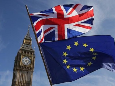 Cờ EU (dưới) và Anh tại London, Anh. (Ảnh: AFP/TTXVN).