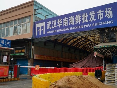 Ảnh chụp bên ngoài khu chợ bán động vật hoang dã Hoa Nam ở Vũ Hán hôm 21/1. (Ảnh: AP).