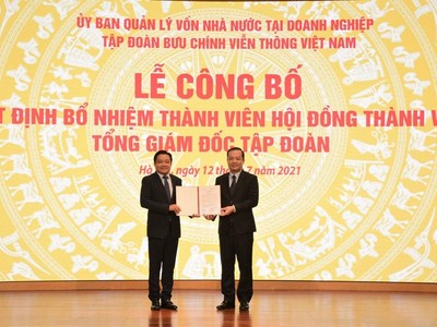 Chủ tịch Hội đồng thành viên Kl994 game bài casino hấp dẫn VNPT Phạm Đức Long (phải) trao quyết định bổ nhiệm ông Huỳnh Quang Liêm giữ chức vụ Tổng giám đốc VNPT. (Ảnh: T.Q/Vietnam+).