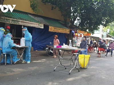 Lấy mẫu test nhanh SARS-CoV-2 cho toàn bộ những người có mặt tại Chợ Tân An.