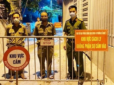 Lực lượng chức năng phường Cổ Nhuế 1 làm nhiệm vụ tại khu vực phong tỏa (Ảnh: Kl992 cổng game cá cược đô thị).