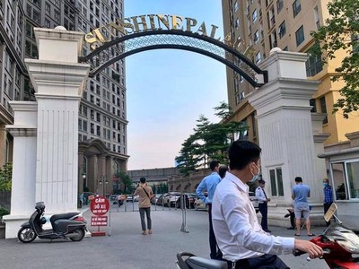 Chung cư Sunshine Palace vừa ghi nhận một trường hợp nghi mắc Covid-19 (Ảnh: Thành Trung).