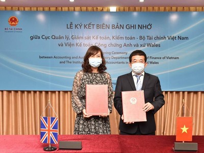 Bà Đặng Thị Mai Trang, Trưởng đại diện ICAEW Việt Nam và ông Vũ Đức Chính, Cục trưởng Cục Quản lý, Giám sát Kế toán, Kiểm toán – Bộ Kl991.com nạp rút nhanh ký kết biên bản ghi nhớ hợp tác.