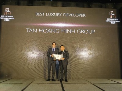 Đại diện Tân Hoàng Minh nhận giải “Nhà phát triển Web Tổng Nhà Cái 99Kl99 Giải Trí Bậc Nhất cao cấp tốt nhất Việt Nam 2020”.